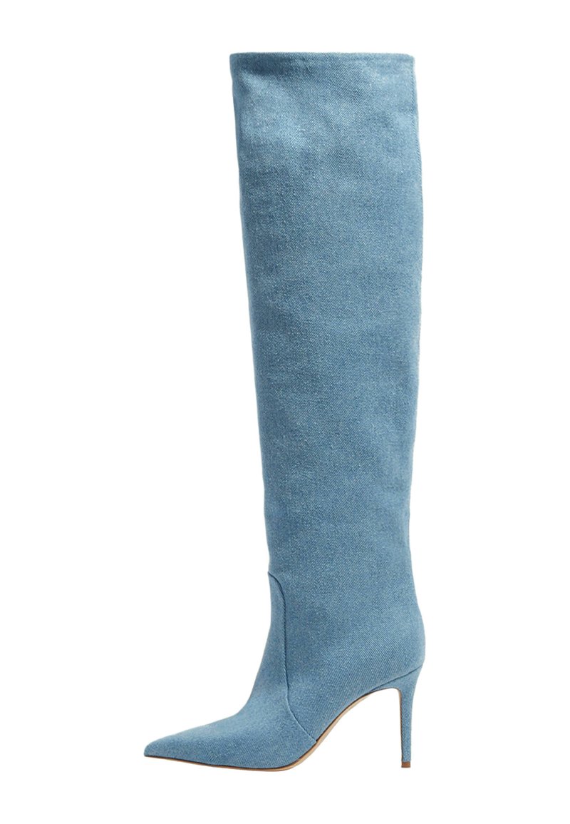 Wysokie botki damskie w jasnoniebieskim dżinsie z wyraźnym noskiem i smukłym wysokim obcasem na białym tle.