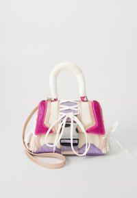 Sac à main structuré avec une base crème, des accents rose et violet, et une finition texturée. Il présente des lacets, une boucle en argent et une bandoulière amovible.