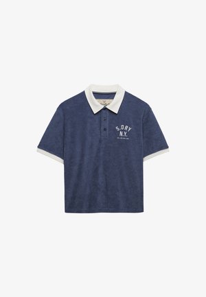 Polo de manga corta color azul marino con cuello y puños blancos, botones frontales y texto "S.DRY N.Y." en el pecho izquierdo.