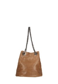 Borsa a secchiello in suede marrone con dettagli in metallo argentato e una tracolla a catena massiccia. Texture morbida e forma leggermente strutturata.