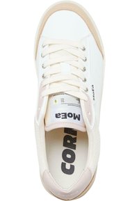 Sneaker bianca con upper testurizzato, accenti rosa chiaro a contrasto, lacci piatti e una soletta sagomata che presenta il marchio "CORM" e "MOEA".
