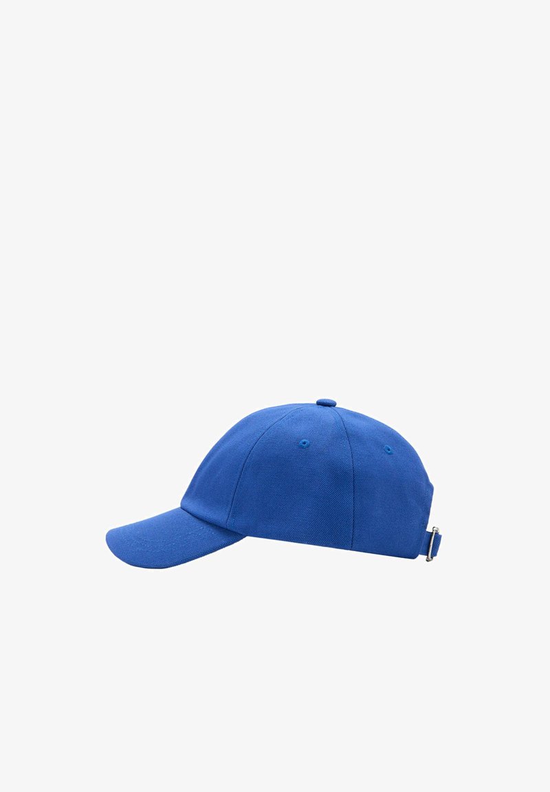 Casquette de baseball bleue avec visière incurvée et sangle réglable à l'arrière, vue de côté sur fond blanc.