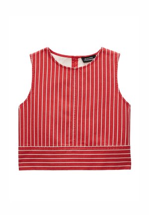 Crop top rouge sans manches avec des rayures blanches verticales et des rayures horizontales en bas de l'ourlet. Encolure ronde et fermeture éclair au dos.