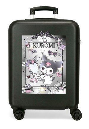 Maleta de carcasa rígida negra con el personaje Kuromi, sombrero de calavera, espejo, lazos, corazones e íconos decorativos lindos en el panel frontal.
