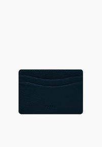 Dunkelblaues Leder-Kartenetui mit einer strukturierten Oberfläche, das über drei Fächer und ein geprägtes Logo am Boden verfügt. Minimalistisches, rechteckiges Design.