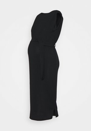 Zwarte mouwloze midi-jurk met ceintuurdetail en zijsplit, ontworpen om een zwangere buik te accommoderen.