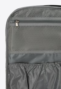 Borsa di stoccaggio grigia con zip, tasca in rete sulla parte superiore, tessuto liscio sotto, scomparti elastici e logo del marchio discreto che si ripete nella trama.