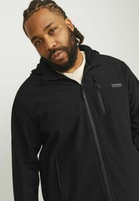 Zwarte zip-up jas met een capuchon, voorzien van een voorzak en een textuurstof. Laat subtiele branding zien op het borstgebied.