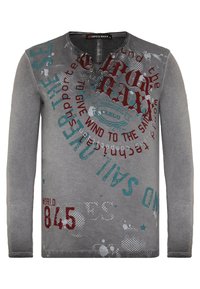 Graues Langarm-T-Shirt mit verschiedenen bedruckten Texten in Rot und Türkis, Rundhalsausschnitt und strukturierten Grafikdesigns.