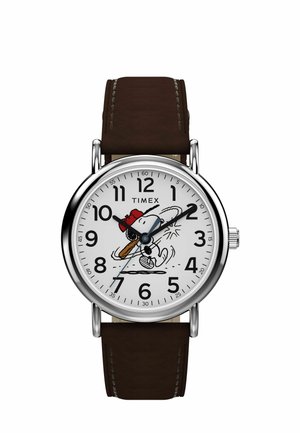 Kulaté stříbrné hodinky Timex s bílým ciferníkem, černými čísly, hnědým koženým páskem a kreslenou postavičkou Snoopyho s červenou baseballovou čepicí, která houpá pálkou.