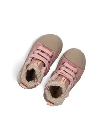 Roze hoge sneakers met een zachte fleece voering, rubberen teenkap en elastische veters. Accentueert met een klein logolabel en een gevoerde kraag.