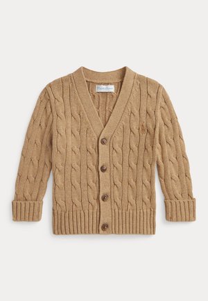Cardigan beige en maille torsadée boutonné, manches longues et poignets et ourlet côtelés, présenté à plat avec un col en V.
