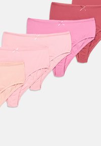 Pet komada ženskog donjeg rublja u različitim nijansama ružičaste i nude, izrađeni od mekanog materijala, s malim detaljem vrpce na struku.