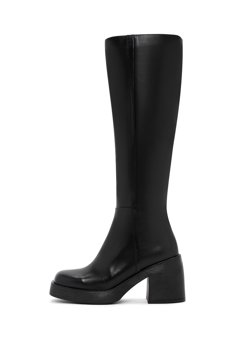 Bottes noires montantes en cuir lisse avec un talon carré, un bout arrondi et un design minimaliste. Coutures sur le côté.
