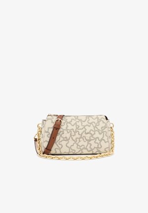 Sac à main rectangulaire en crème avec un motif gris texturé et ondulé. Équipé d'une chaîne dorée et d'une bandoulière réglable marron. Fermeture éclair.