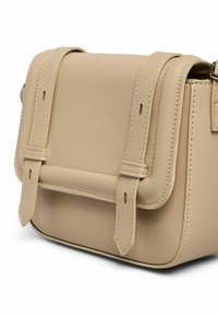 Borsa a mano strutturata beige con finitura in pelle liscia, dotata di due cinghie frontali, cuciture dettagliate e forma rettangolare.