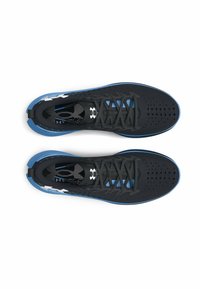 Chaussures de sport noires avec des accents bleus, dotées d'une tige en maille respirante, d'un motif texturé et d'une semelle en caoutchouc plate. Les lacets sont noirs.