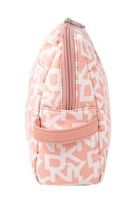 Bolso acolchado en rosa claro, con patrón de logo blanco, cierre superior con cremallera y asa de cuero en el lateral. Tela texturizada.