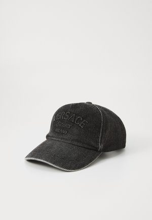 Gorra de béisbol de denim negro con logo bordado, visera curvada, costuras en contraste y superficie texturizada. Presenta un color sólido y un diseño estructurado.