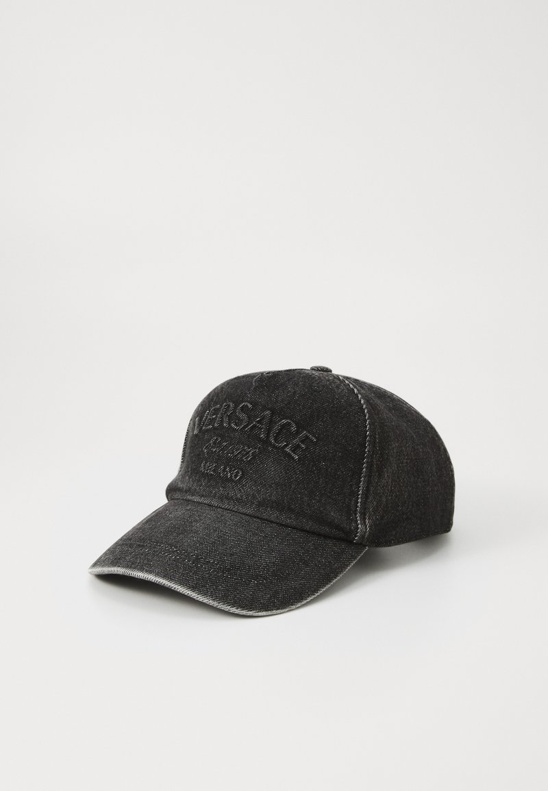 Schwarze Denim-Baseballmütze mit gesticktem Logo, gebogenem Schirm, kontrastierenden Nähten und strukturierter Oberfläche. Verfügt über eine einheitliche Farbe und ein strukturiertes Design.