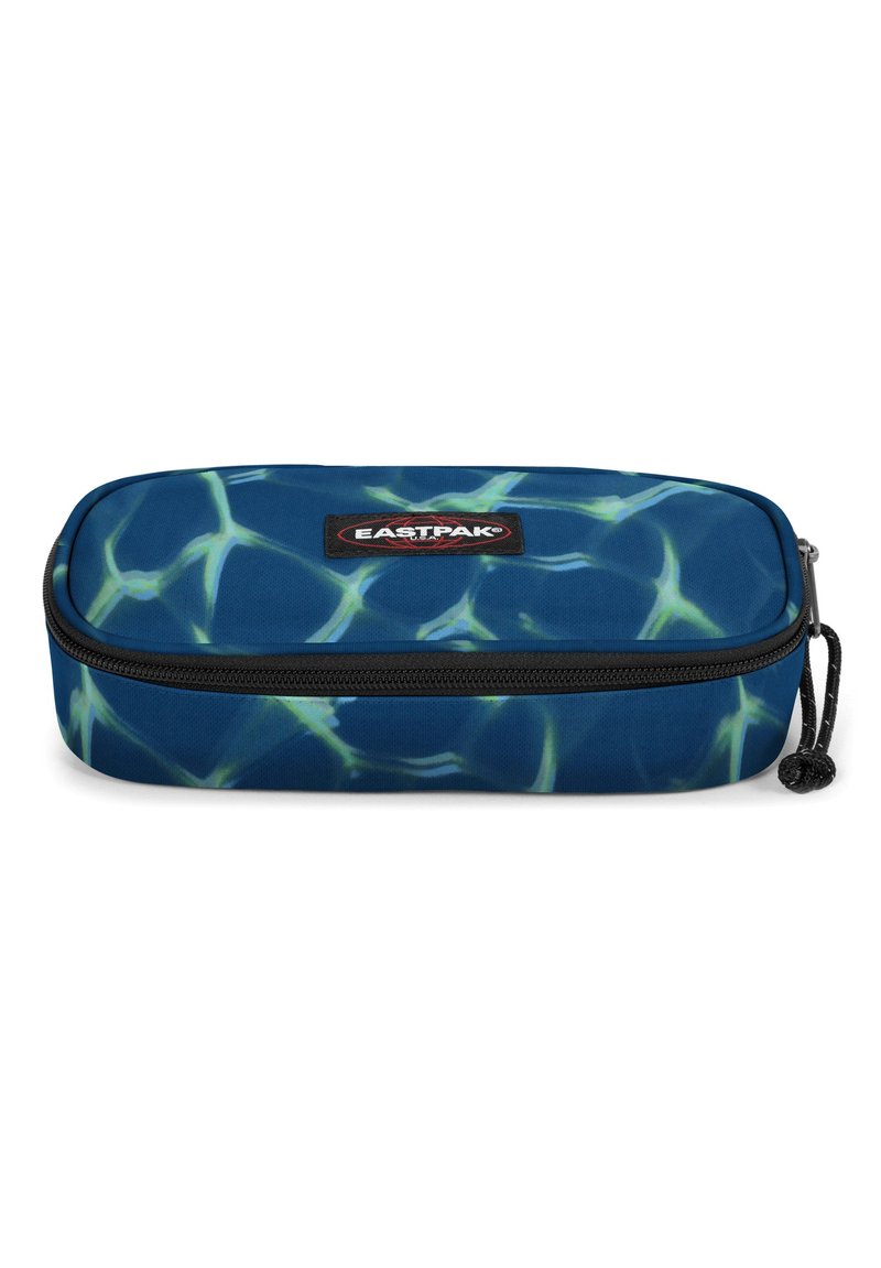 Astuccio Eastpak realizzato in tessuto blu a motivo acqua, forma rettangolare slim, chiusura con zip e patch con logo sul davanti.