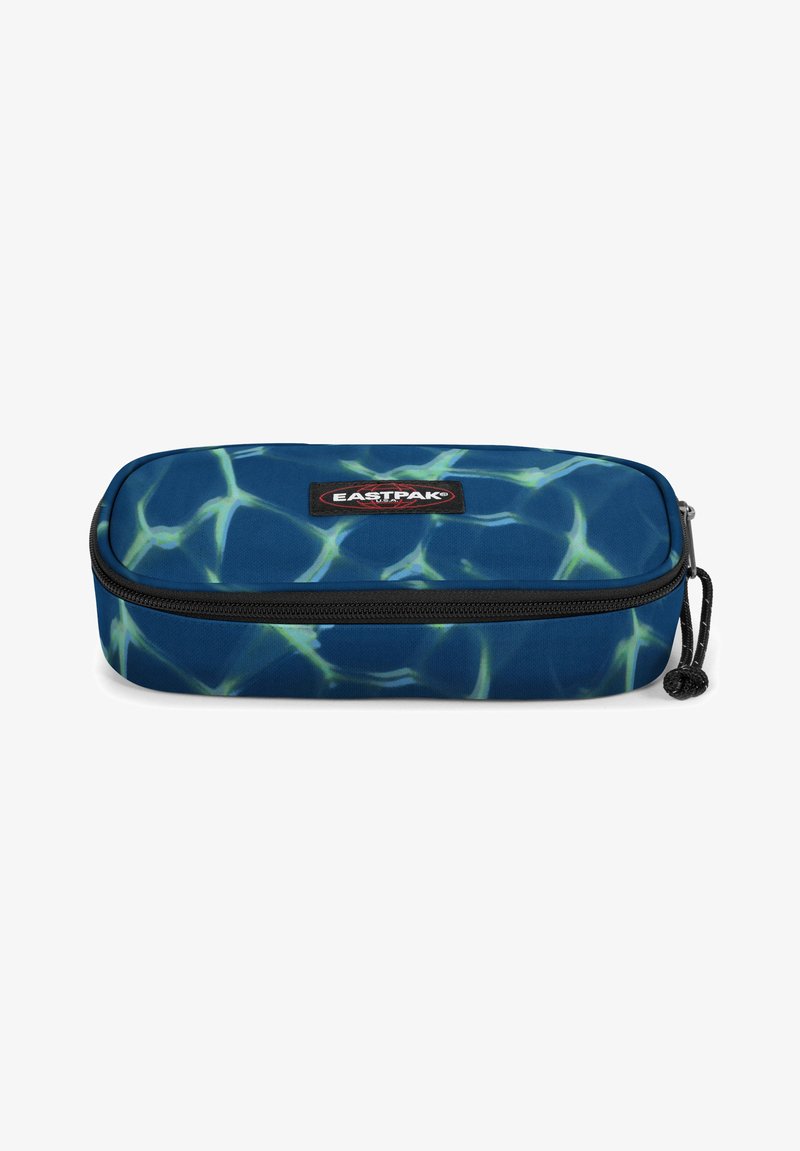 Astuccio Eastpak realizzato in tessuto blu a motivo acqua, forma rettangolare slim, chiusura con zip e patch con logo sul davanti.