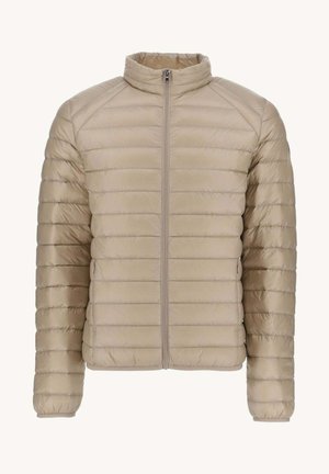 Chaqueta de plumas color beige claro. Presenta un diseño acolchado horizontal, cuello alto y cierre frontal de cremallera. Textura suave y lisa, material ligero.