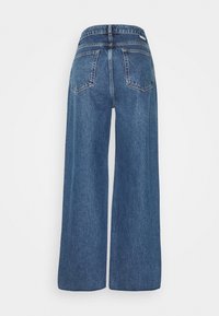 Breda jeans i mörkblå denim med hög midja, med två bakfickor och en strukturerad finish.