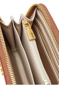 Portafoglio sintetico marrone con accessori dorati, multiple fessure per carte, un compartimento con zip e un'esterno testurizzato. Foderato in beige.