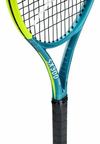 Turquoise tennisracket met gele accenten, een gestructureerde zwarte handgreep en een gearticuleerd snaarpatroon. Model gelabeld als SX300 Tour.