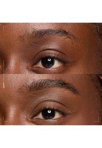 Close-up sammenligning af et øje og øjenbryn før og efter makeup-pleje, der viser et fyldigere og formet øjenbryn i det andet billede.