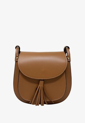 Bolso cruzado de cuero marrón con solapa redondeada y detalle de borlas, con herrajes de latón y bordes cosidos.