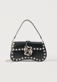 Μαύρη δερμάτινη τσάντα με ασημένιες καρφίτσες και κούμπωμα σε σχήμα φιδιού, κοντή λαβή και μερικό λουρί ασημένια αλυσίδα.