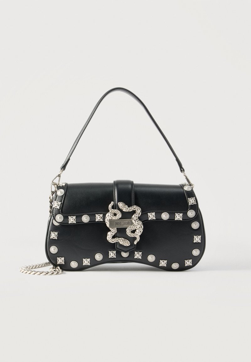 Μαύρη δερμάτινη τσάντα με ασημένιες καρφίτσες και κούμπωμα σε σχήμα φιδιού, κοντή λαβή και μερικό λουρί ασημένια αλυσίδα.