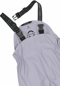 Salopette imperméable lilas avec bretelles noires réglables, taille élastique et texture lisse. Présente une étiquette de marque sur l'épaule.