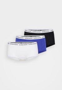 Tres pares de calzoncillos tipo boxer: uno blanco, uno azul y uno negro, con una suave cinturilla elástica en la que está impreso en negro "BJÖRN BORG".