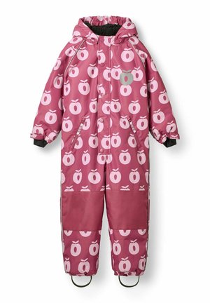 Combinaison d’hiver rose à capuche pour enfant avec motif pommes rose clair sur l’ensemble, poignets intérieurs noirs, renforts aux genoux et bandes élastiques aux pieds.