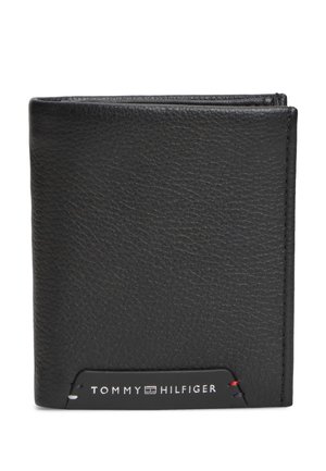 Sort tekstureret læderpung foldet, med et lille mærke, der viser "Tommy Hilfiger" mærkenavn og et flaglogo på den nederste forkant.