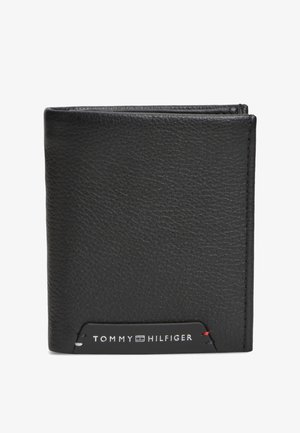 Schwarze, strukturierte Lederbrieftasche gefaltet, mit einem kleinen Etikett, das den Markennamen "Tommy Hilfiger" und ein Flaggenlogo an der vorderen unteren Kante zeigt.