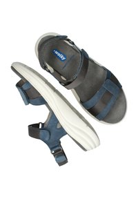 Blauwe leren sandalen met grijze elastische banden, verstelbare gespen en een witte gevoerde zool. Suède voetbed voor comfort en grip.