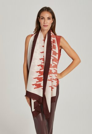 Écharpe à motifs rouges et crème, présentant un design géométrique, avec des bordures marron foncé et une texture douce, drapée élégamment.