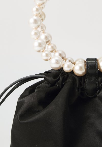 Sac de mână din satin negru, cu un mâner accentuat de perle. Textură netedă, vârf adunat și detaliu din piele la închidere.