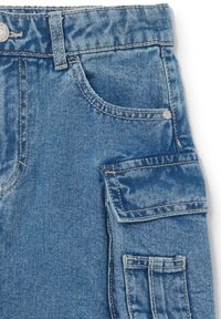 Pantalones cortos cargo de mezclilla azul con múltiples bolsillos, detalles de costura visibles y un diseño clásico. Cuenta con un cierre de botón y una textura suave.