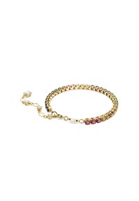 Pulsera de oro con acentos de joyas coloridas en rosa, verde y azul. Presenta un diseño enlazado con un cierre seguro y cadena de extensión.