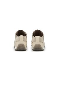 Scarpe slip-on in suede beige con suola in gomma testurizzata, caratterizzate da una forma arrotondata e un design minimalista. I dettagli includono una parte posteriore liscia.