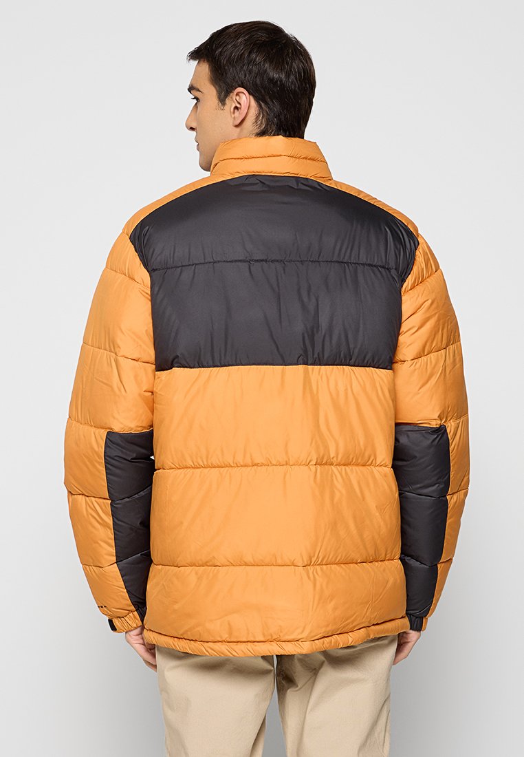 Orange und schwarze Pufferjacke mit hohem Kragen, geprägter Textur und kontrastierenden Farbsch блокs an den Schultern und Ärmeln.