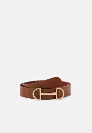 Bruine leren riem opgerold met gouden metalen dubbele D-vormige gesp op witte achtergrond.