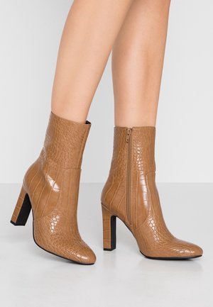 Stivaletti con tacco - brown