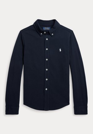 Dugih rukava mornarsko plava košulja s kopčama, ovratnik s kopčama i malim bijelim logom Polo Ralph Lauren na lijevoj strani prsa.