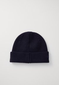 Gorro de malha, cor azul marinho escuro, textura canelada, aba dobrável e pequeno logótipo em destaque. Material suave adequado para o frio.